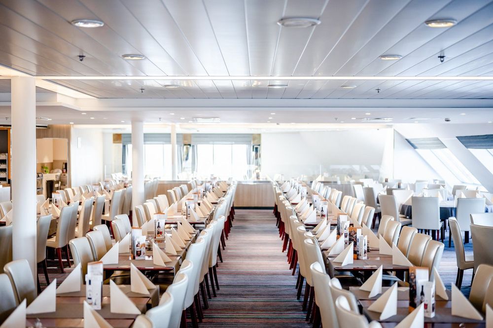 Grand buffet au board du bateau 